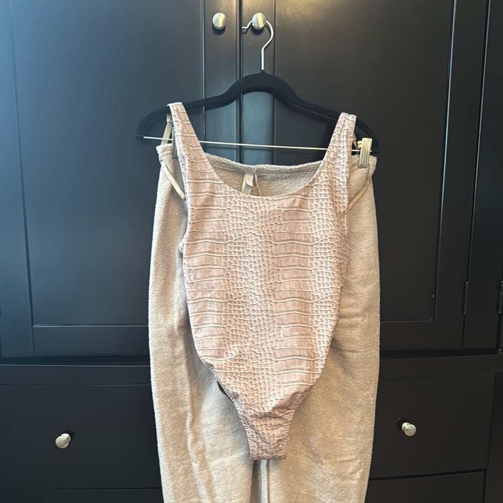 SKIMS Set:Terry cloth sarong & one piece suit